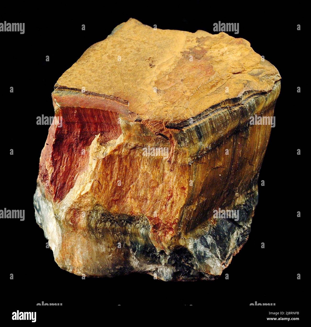 Tiger Eye ist ein Pseudomorph von Asbest. Es fällt in die Kategorie einer kryptokristallinen Quarzsorte (Kristalle zu klein, um selbst vom Mikroskop gesehen zu werden). Diese Sorten werden mehr nach Charakter als nach Farbe unterteilt. Diese verschiedenen Varianten werden oft als Halbedelsteine und für dekorative Zwecke verwendet. Tigers Auge hat die Qualität, die als Chatoyancy oder das Aussehen eines Katzenauges bekannt ist, wenn es in Form eines Cabochons geschnitten und poliert wird. Stockfoto