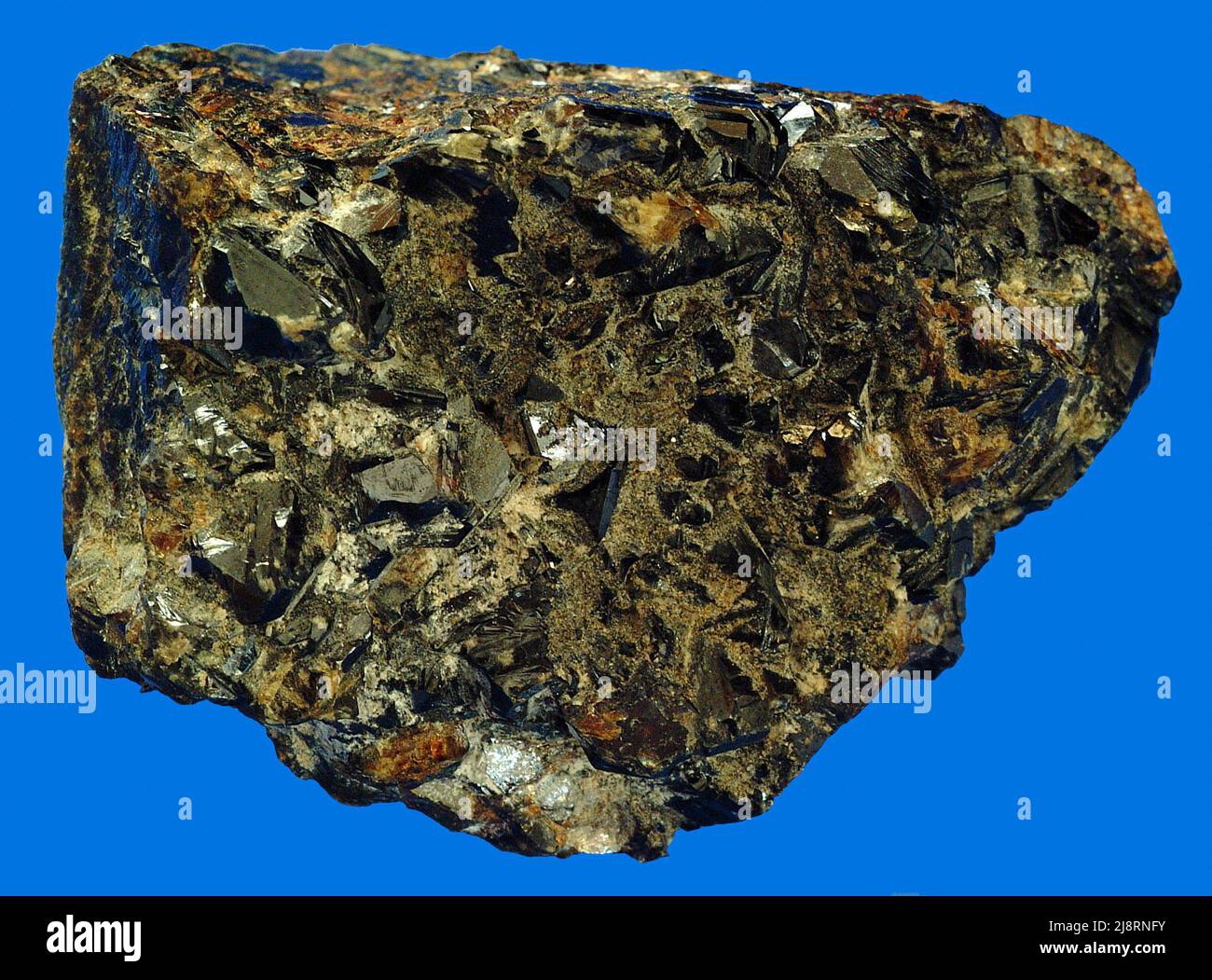 Sphalerit aus der Nähe von Joplin, Missouri. Diese Probe enthält braun-gelben Sphalerit. Sphalerit hat Zusammensetzung (Zn,Fe)S (Zinkeisensulfid). Sie hat typischerweise einen schönen, unnachsichlichen Glanz, der manchmal als „harzig“ beschrieben wird. Er kann aufgrund seines ungewöhnlich hohen Brechungsindexes funkeln und ein Feuer zeigen, das größer ist als der von Diamanten. Transparenter Sphalerit wurde für Edelsteine geschnitten, aber seine Spaltung und Weichheit beschränken seine Verwendung als Edelstein nur auf Sammler. Sphalerit ist ein Prinzip oder Mineral aus Zink. Dieses etwa 8 cm breite Exemplar stammt aus dem Blei-Zink-Bergbaugebiet in der Nähe von Joplin, Missour Stockfoto