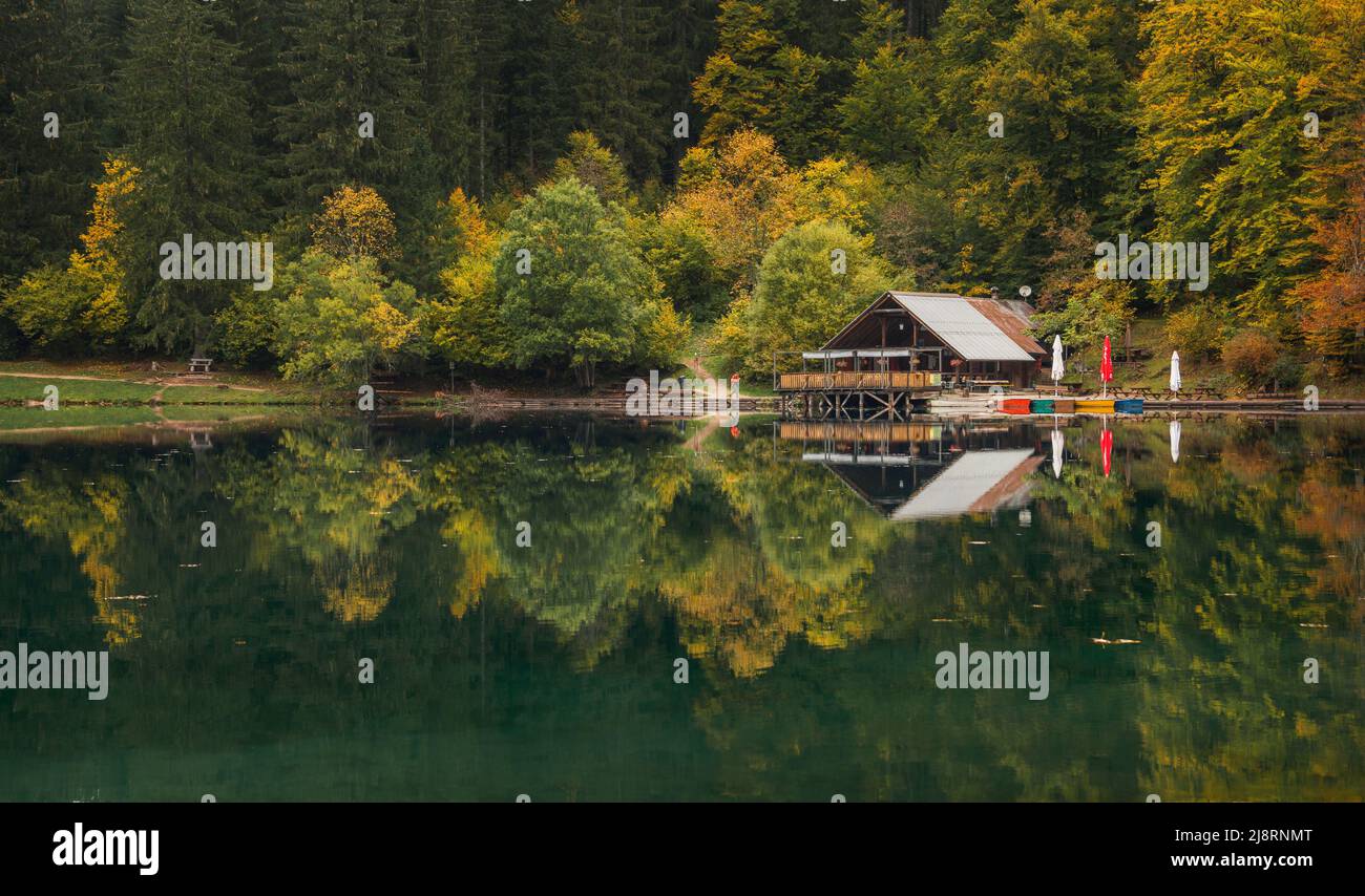 Fusine Seen an einem ruhigen Herbsttag Stockfoto