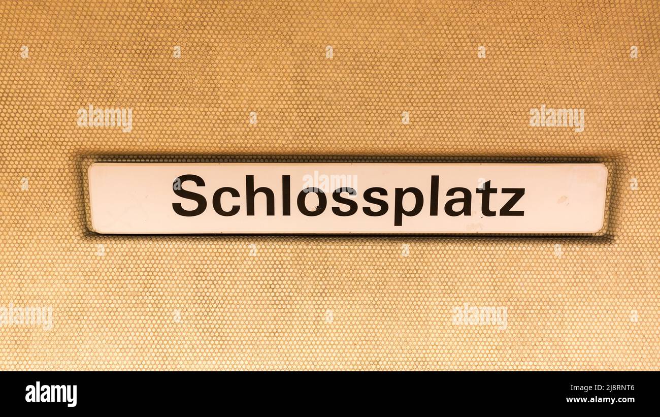 Stuttgart, Deutschland - 26. Jul 2021: Nahaufnahme des Schildes Schlossplatz, an der U-Bahn-Station in der Stuttgarter Innenstadt. Stockfoto