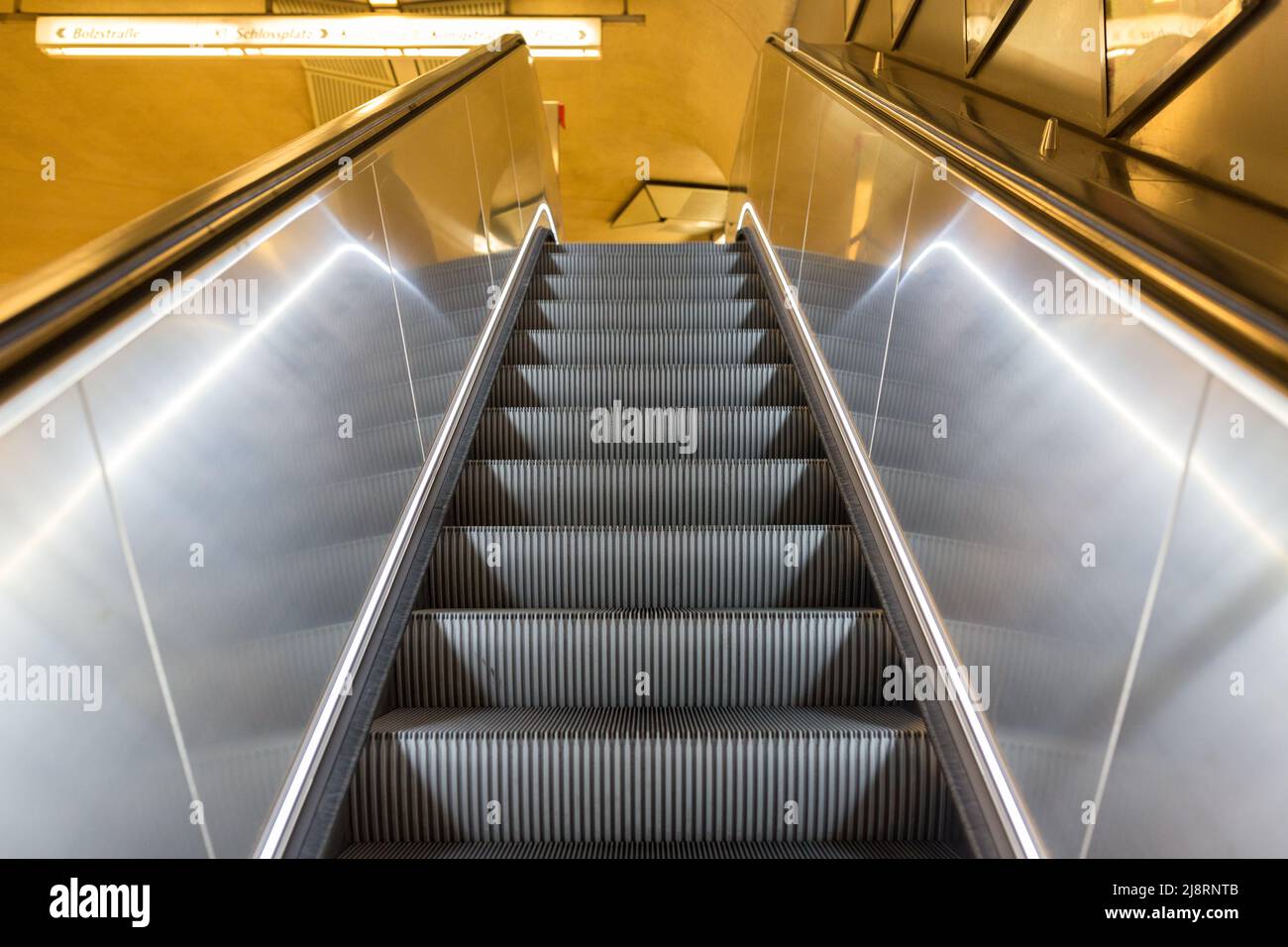 Stuttgart, 27. Jul 2021: Aufwärtsansicht einer Rolltreppe Stockfoto