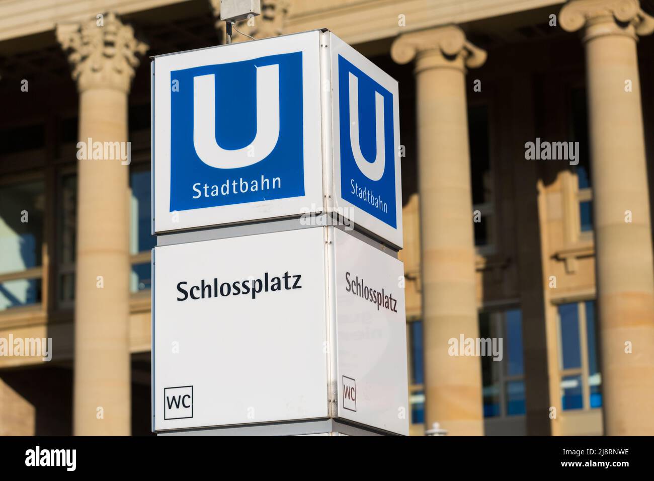 Stuttgart, Deutschland - 27. Jul 2021: Schild mit Hinweis auf den Eingang zur U-Bahn-Station Schlossplatz. Stockfoto