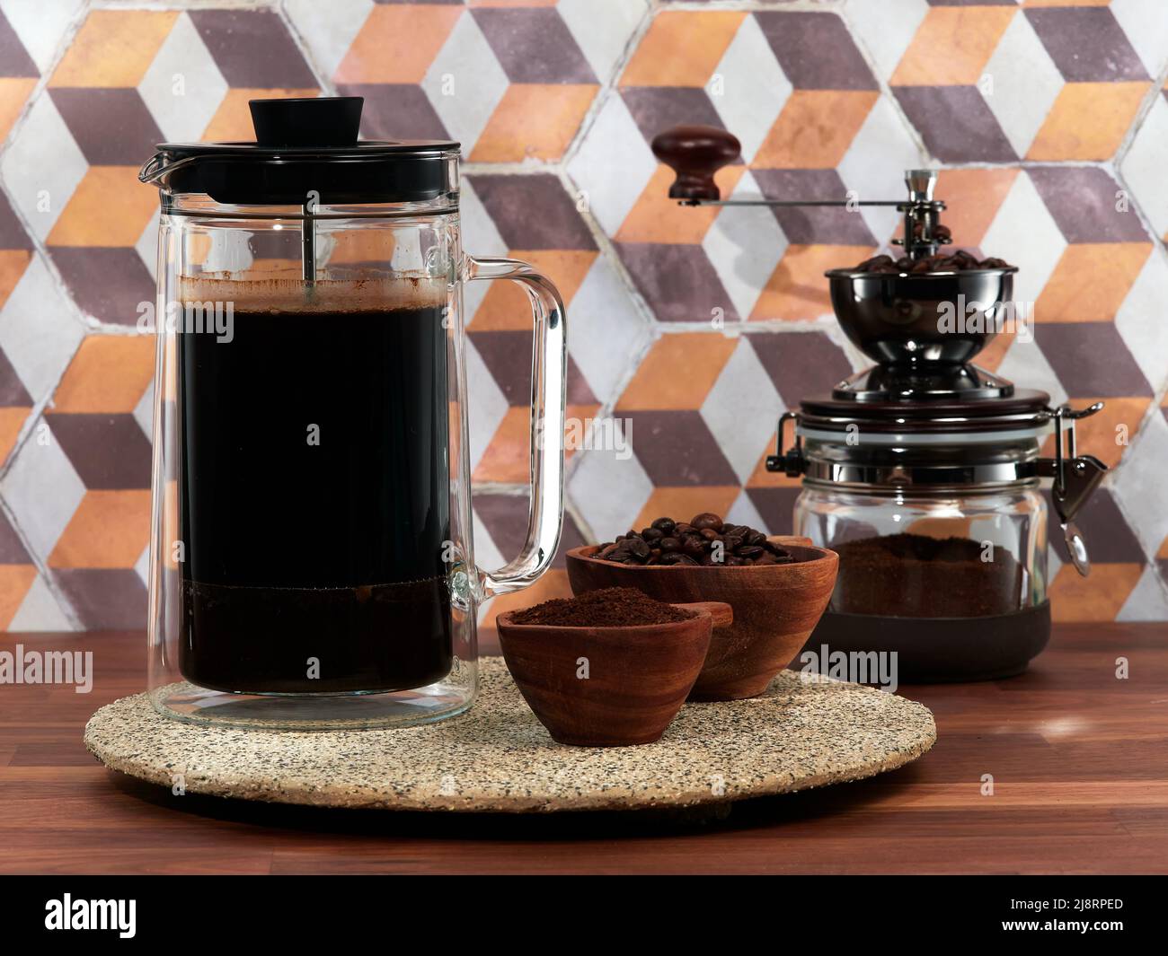 Zubereitung von kaltgebrühtem Kaffee mit Milch in einer französischen Presse, auch bekannt als cafetière, Kaffeepresse oder Kaffeekolben Stockfoto