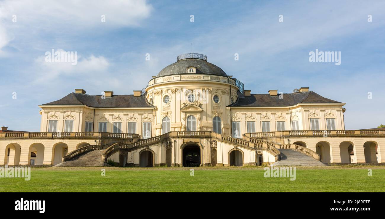 Stuttgart, Deutschland - 27. Jul 2021: Panorama des Schlosses Solitude (Schloss Solitude). Ein gutes Beispiel für die Architektur von Rokoko. Stockfoto