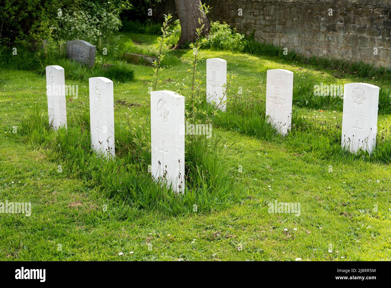 Gräber aus dem Zweiten Weltkrieg auf dem Friedhof der St. Nichola Gosforth Parish Church - Commonwealth war Graves. Stockfoto