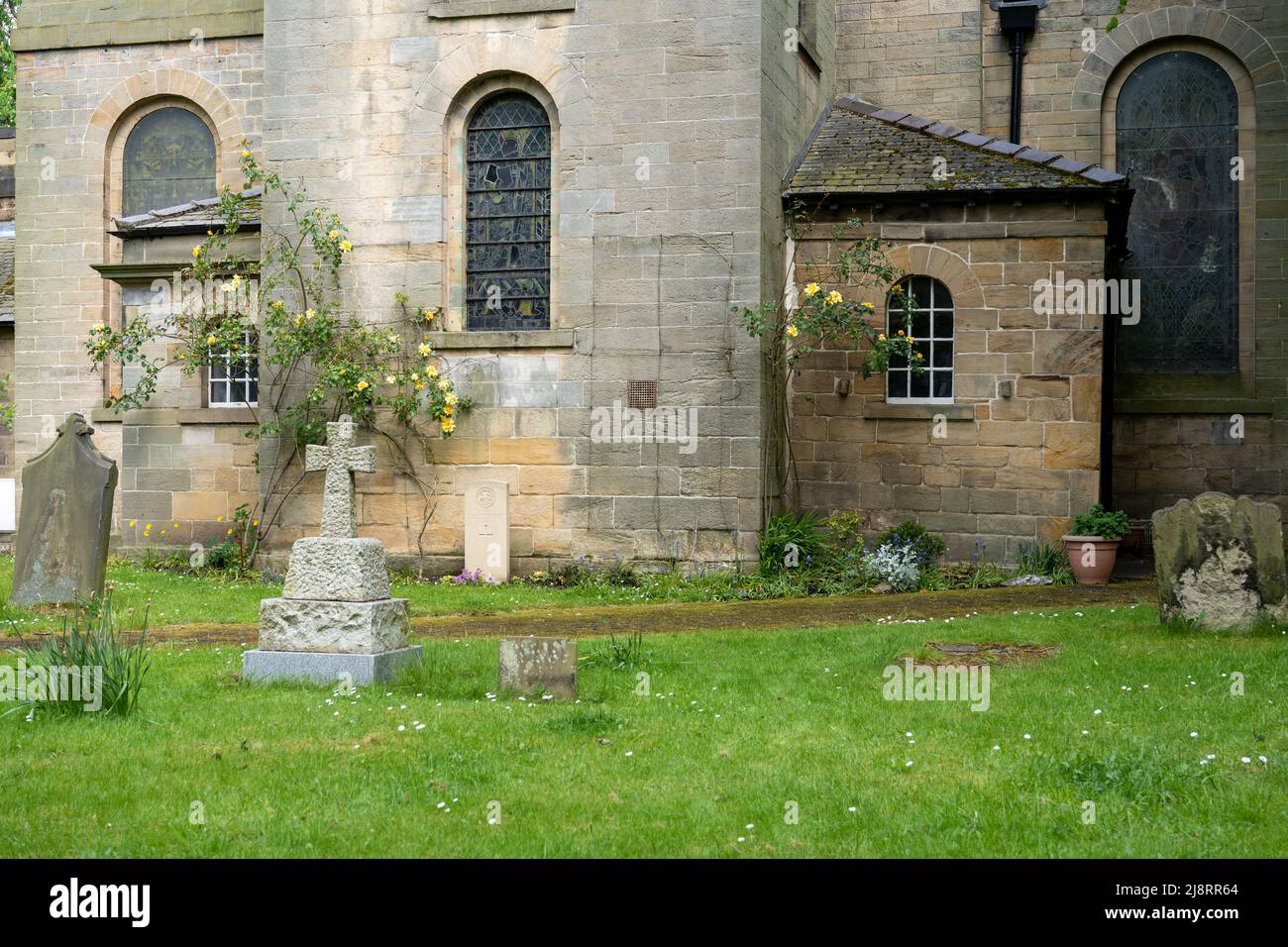 Ein zweiter Weltkrieg und andere Gräber auf dem Friedhof der St. Nichola Gosforth Parish Church, Newcastle upon Tyne, Großbritannien. Stockfoto