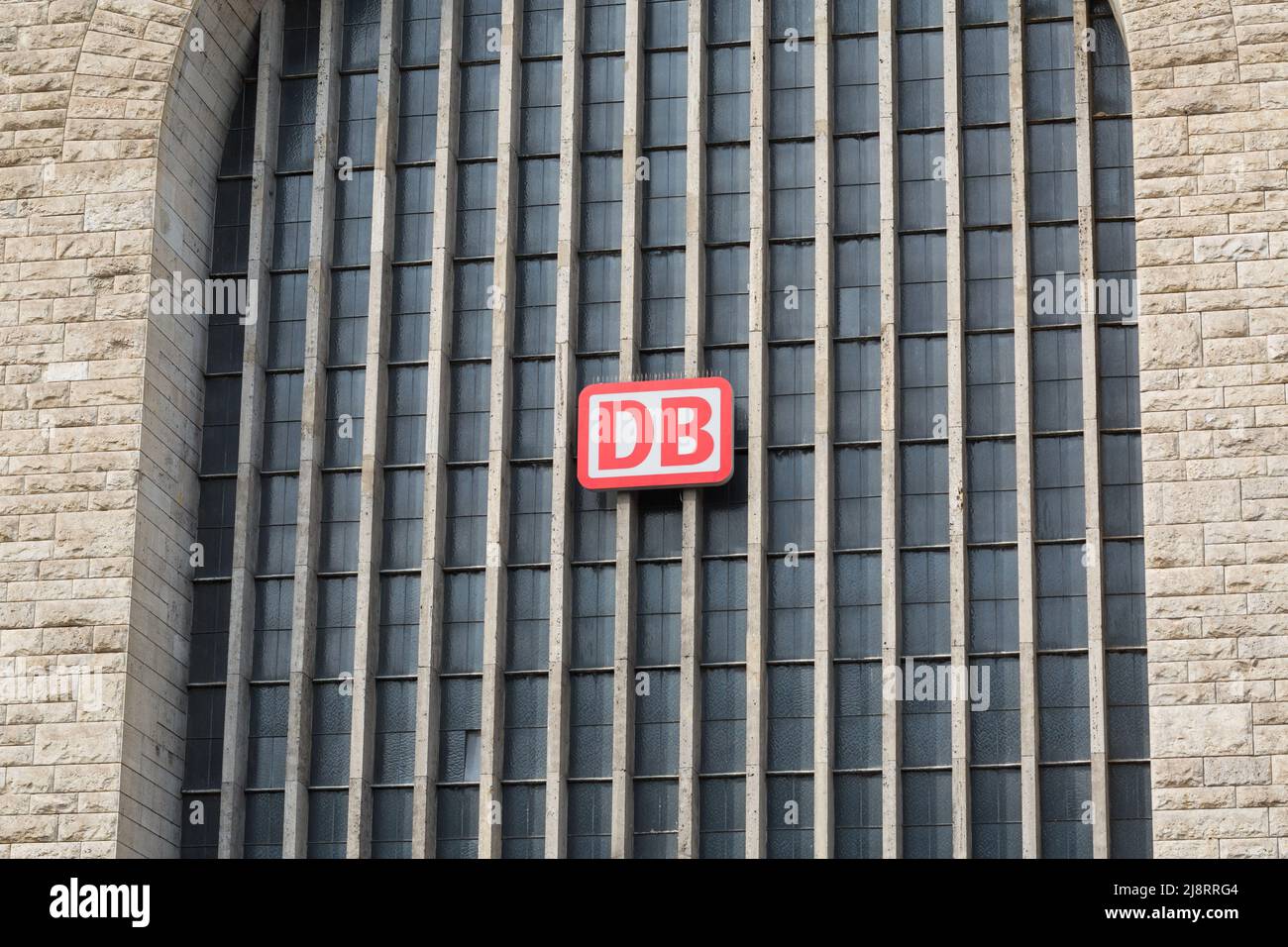 Stuttgart, 27. Juli 2021: DB (Deutsche Bahn)-Logo an der Fassade des Hauptgebäudes des Stuttgarter Hauptbahnhofs. Stockfoto