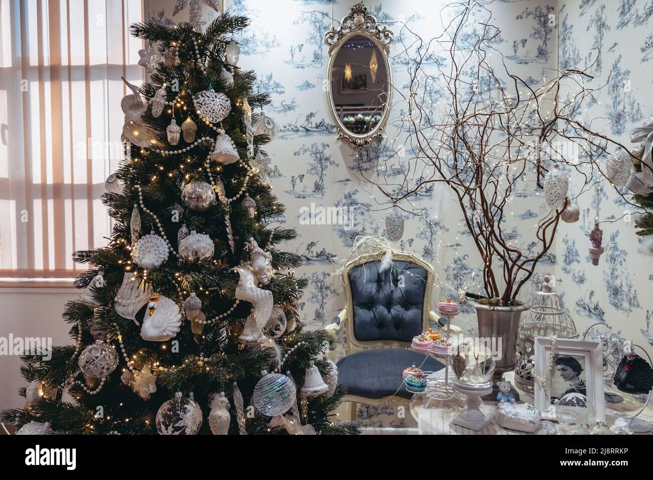 Weihnachtsbaum im französischen Stil im Museum für Weihnachten Glasschmuck in der Stadt Nowa Deba, Woiwodschaft Subkarpaten in Polen Stockfoto