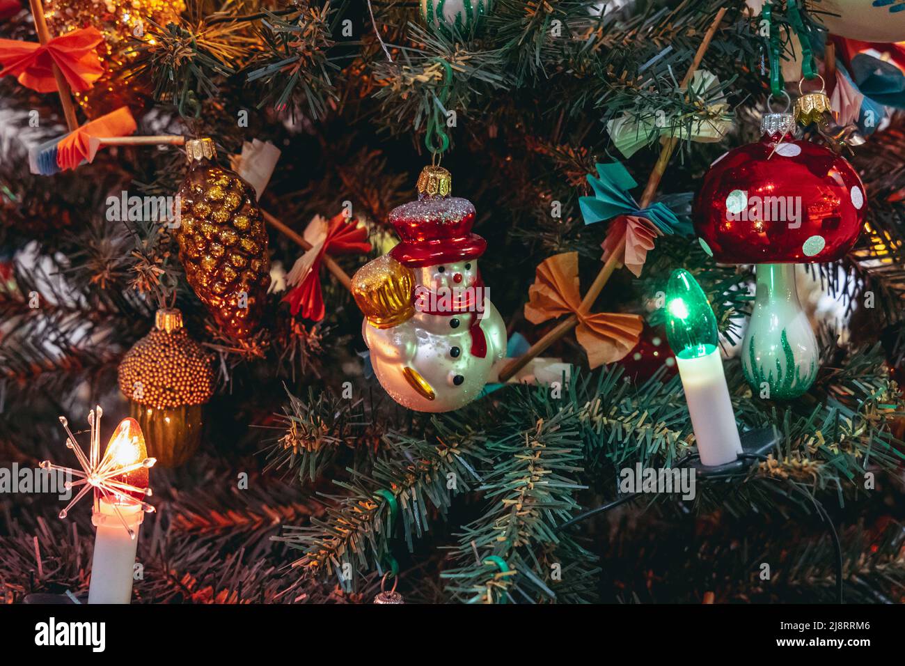Traditioneller polnischer Weihnachtsbaum im Museum für Weihnachten  Glasornamente in der Stadt Nowa Deba, Woiwodschaft Subkarpaten in Polen  Stockfotografie - Alamy