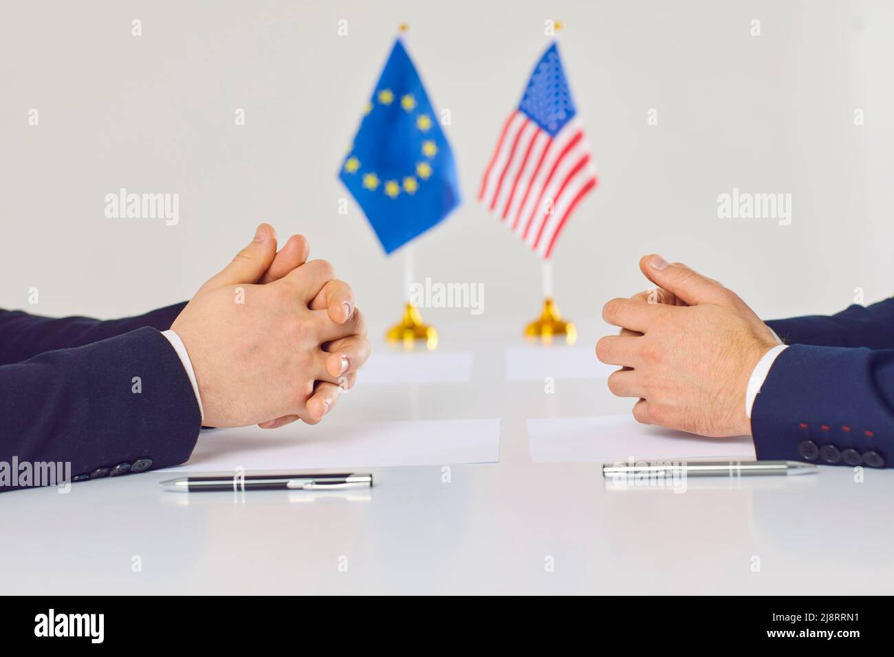 US-Diplomaten und EU-Diplomaten sitzen einander gegenüber, wenn es um Verträge und Unternehmensregulierung geht. Stockfoto