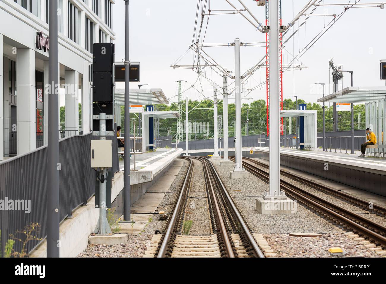 Stuttgart, Deutschland - 28. Jul 2021: Blick auf den Schienen in Richtung U-Bahn-Station Stadtbibliothek. Stockfoto