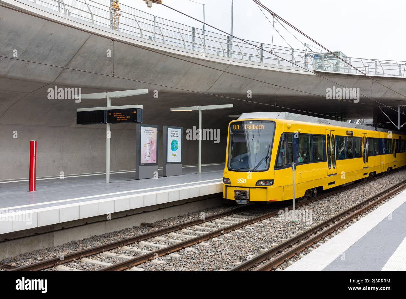 Stuttgart, Deutschland - 28. Jul 2021: Gelbe U-Bahn am Bahnhof Staatsgalerie. Stockfoto