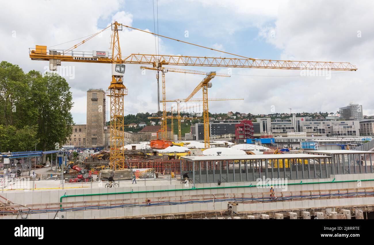 Stuttgart, Deutschland - 28. Jul 2021: Krane auf der Baustelle des Stuttgarter Hauptbahnhofs. Stockfoto