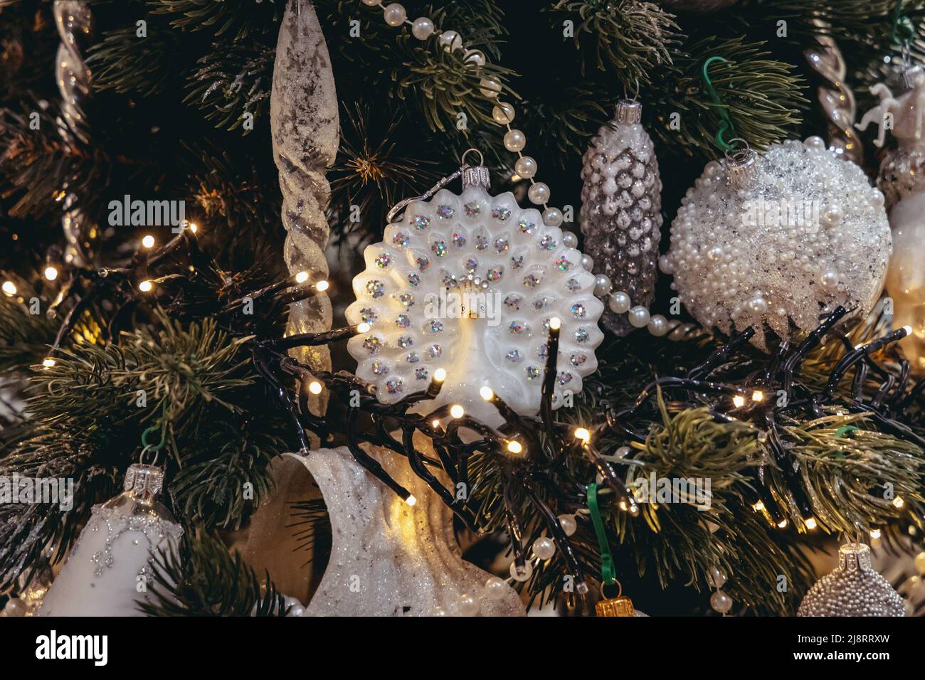 Weihnachtsbaum im französischen Stil im Museum für Weihnachten Glasschmuck in der Stadt Nowa Deba, Woiwodschaft Subkarpaten in Polen Stockfoto