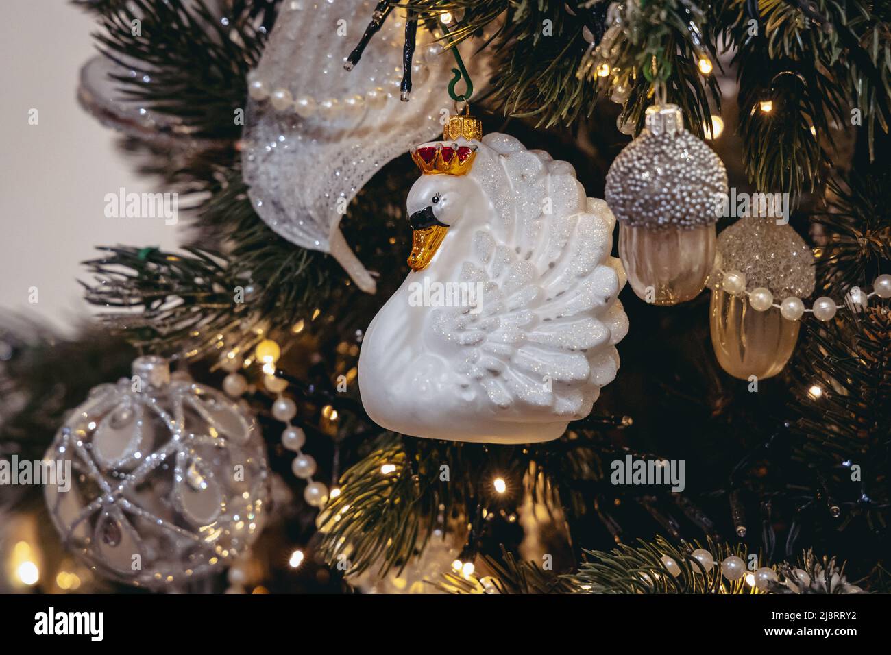 Schwanenweihnachtskugel im Museum für Weihnachtsglasornamente in der Stadt Nowa Deba, Woiwodschaft Subkarpaten in Polen Stockfoto