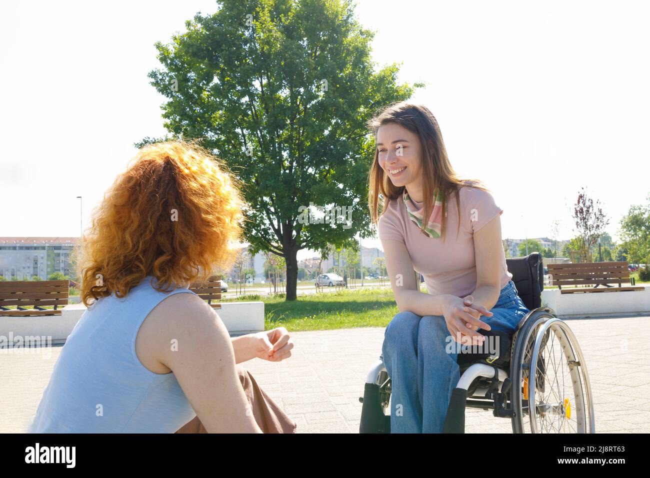 In einem öffentlichen Park unterhalten sich diverse Freunde und verbinden sich miteinander Stockfoto