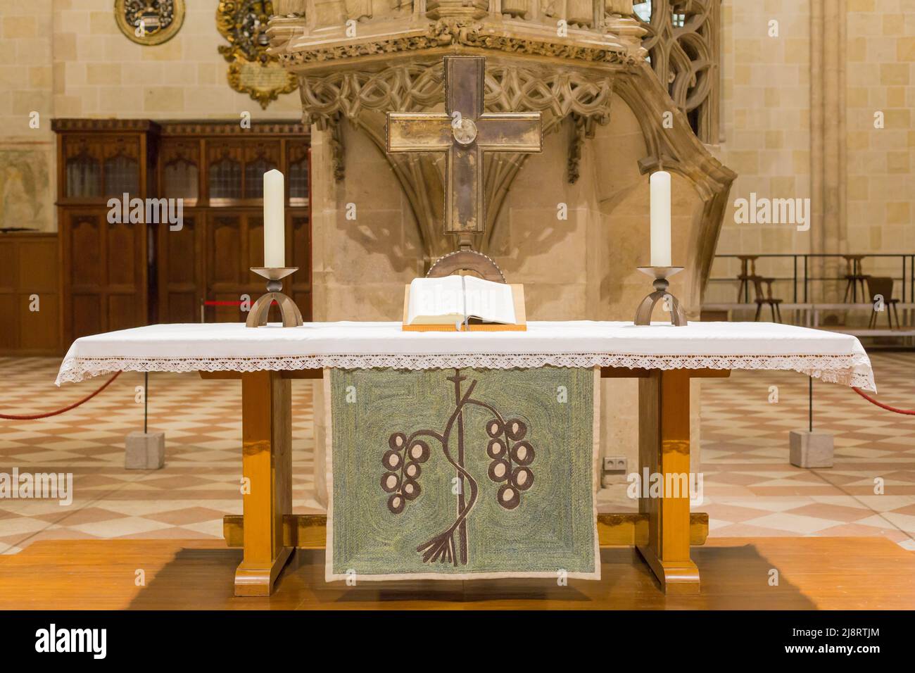 Ulm, Deutschland - 7. Aug 2021: Eine bibel auf einem Altar im Ulmer Dom. Symbol für Glauben, christentum und Religion. Stockfoto