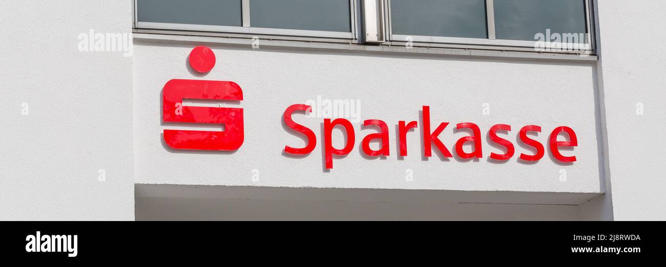 Landshut, Deutschland - 13. Aug 2021: Sparkasse (deutsche Sparkasse) Symbol und Schrift. Panorama-Format. Stockfoto