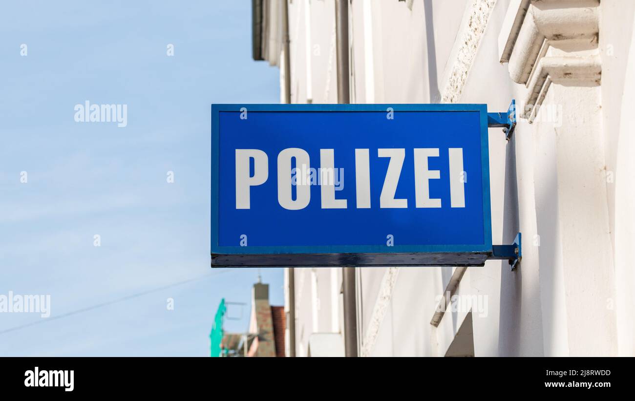 Landshut, Deutschland - 13. Aug 2021: Nahaufnahme eines deutschen Polizeisignals. Typische Farben: Blau und weiß. Symbol für Strafverfolgungsbehörden. Stockfoto