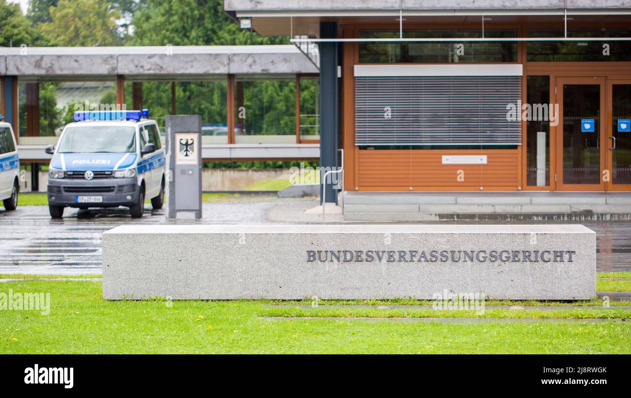 Karlsruhe, Deutschland - 28. August 2021: Bundesverfassungsgericht unterzeichnen. Mit Teilen eines Bürogebäudes und einem Polizeiauto in der Halle Stockfoto
