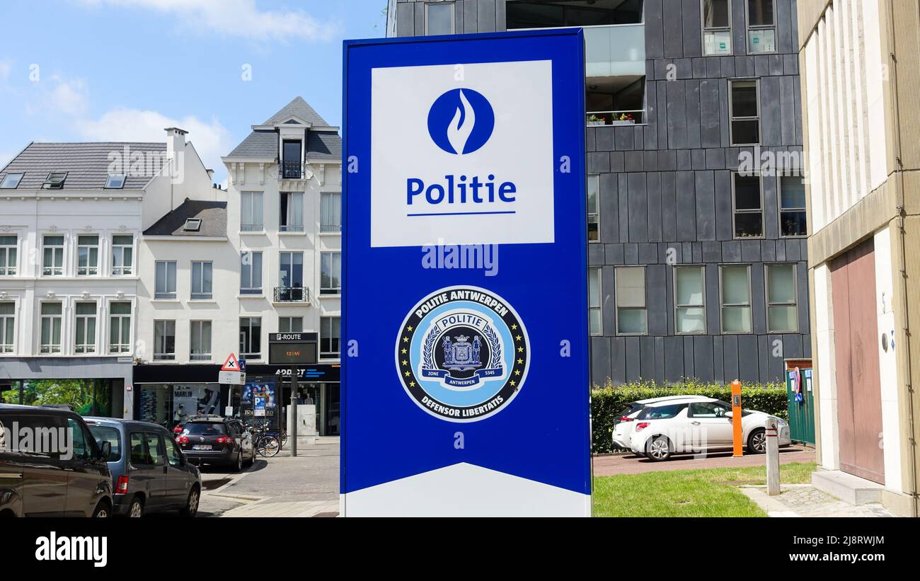 Antwerpen, Belgien - 11. Jul 2021: Blick auf ein Polizeischild. Das Hotel liegt im Stadtzentrum von Antwerpen. Stockfoto