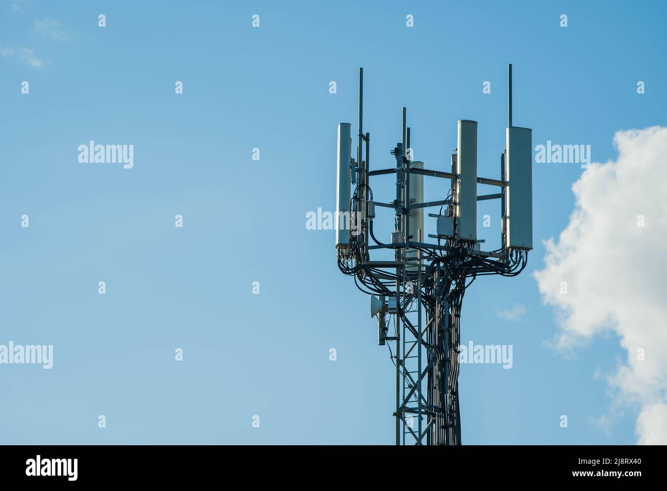 der britische Mobilfunkbetreiber rast über den blauen Himmel Stockfoto