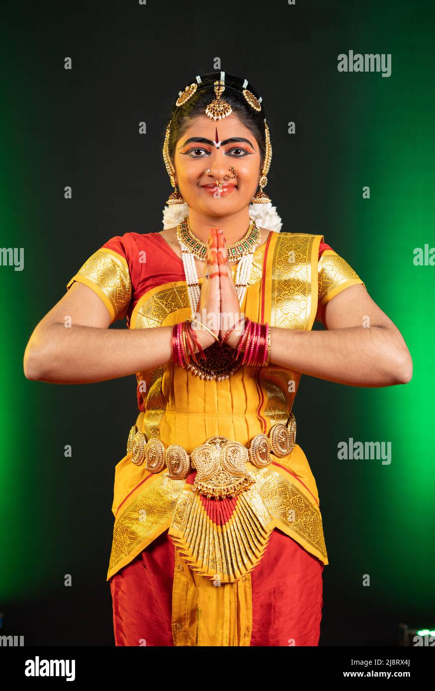 Portrait der indischen bharatanatyam Tänzerin Begrüßung durch namaste durch Blick auf Kamera - Konzept der traditionellen Künstler, klassischen Tanz und Stockfoto