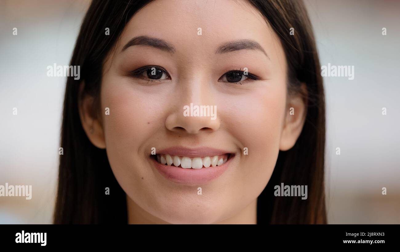 Weibliche Porträt Nahaufnahme Gesicht glücklich aufgeregt erfolgreiche zufriedene Mädchen mit natürlichen Make-up asiatische koreanische Frau Dame Client Zahnmedizin Service Zahnarzt smi Stockfoto