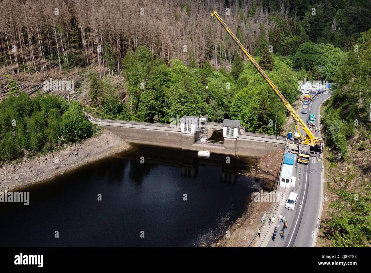18. Mai 2022, Niedersachsen, Oker: Mitarbeiter der Harzwasserwerke arbeiten an der Sanierung eines Wehrlappens am Oker-Staudamm des Unterwasserkessels der Okertalsperre im Harz. Nach fast 70 Jahren Betrieb wird das Rückwasserbecken des Oker-Staudamms umfassend saniert und auf den aktuellen Stand der Technik gebracht. Foto: Swen Pförtner/dpa Stockfoto
