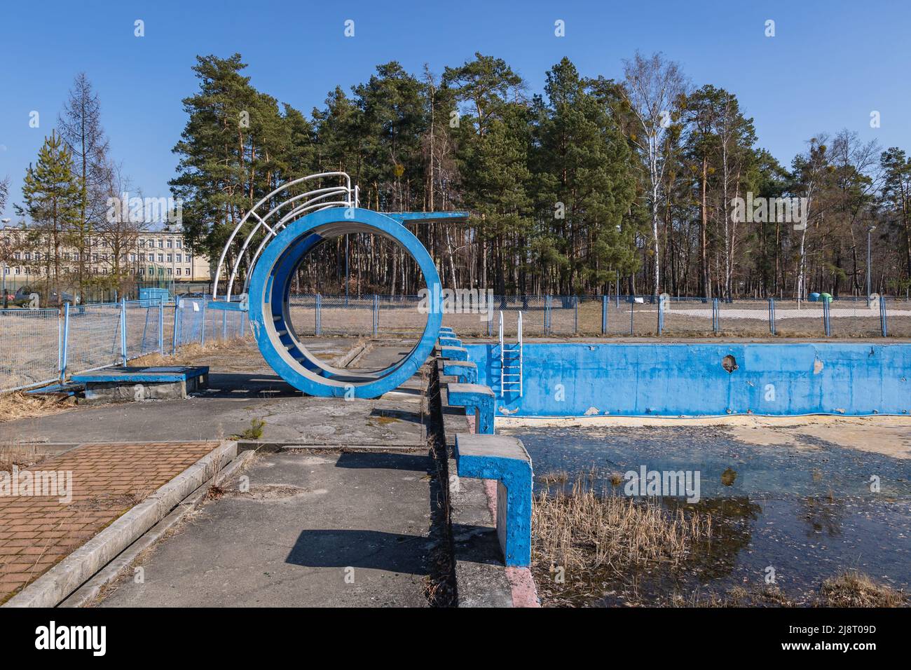 Altes geschlossenes Schwimmbad in der Stadt Nowa Deba im Kreis Tarnobrzeg in der Woiwodschaft Subkarpaten in Polen Stockfoto