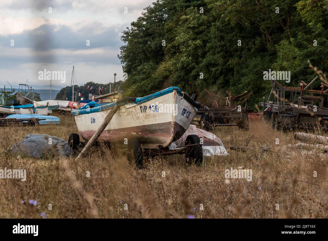 Alte Boote wurden aus dem Wasser gezogen, um Land zu lagern Stockfoto