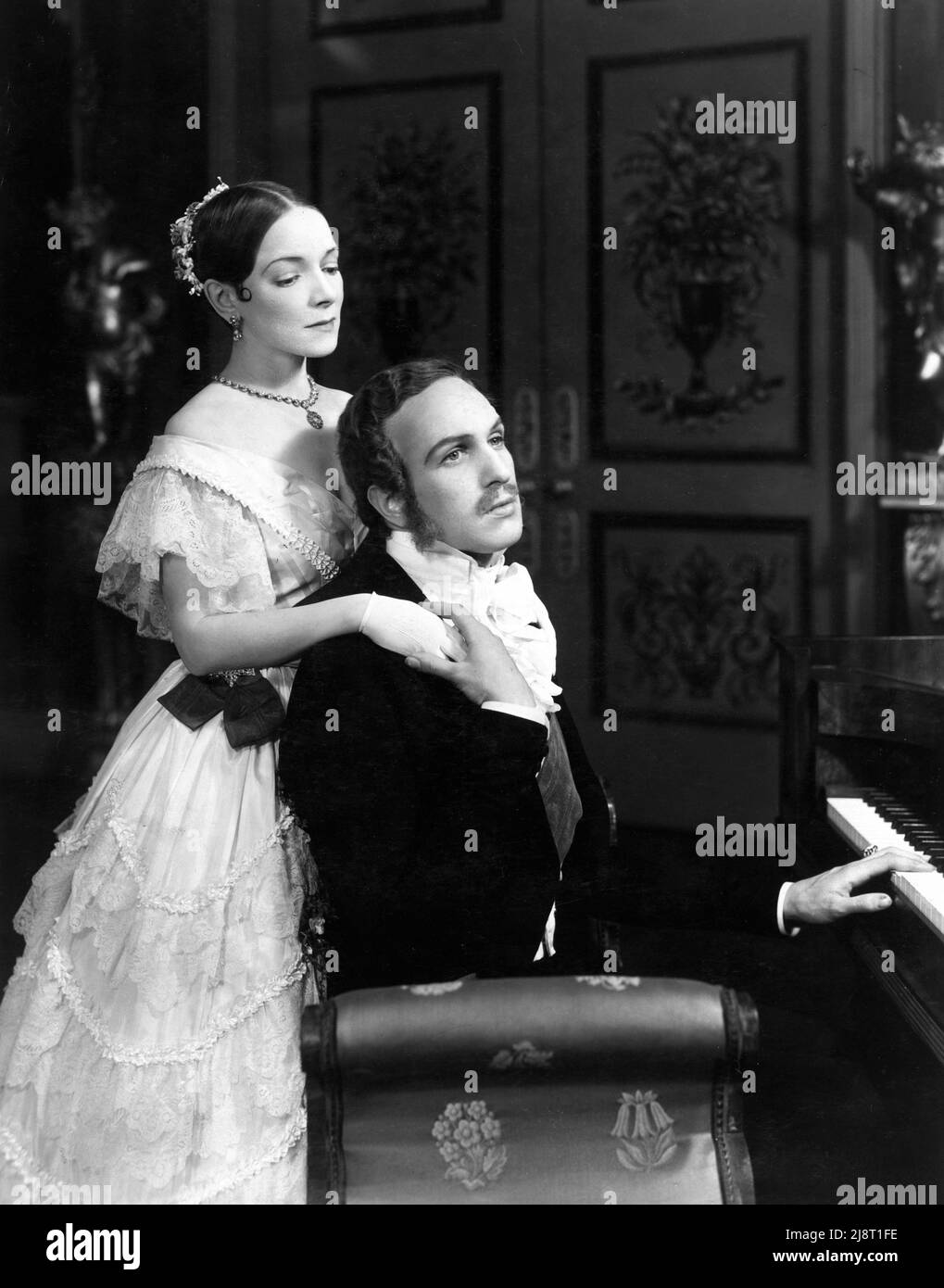 HELEN HAYES als Königin Victoria und VINCENT PREISEN als Prinz Albert in dem Stück VICTORIA REGINA von LAURENCE HOOSMAN, das im Broadhurst Theatre am Broadway, New York, eröffnet am 26. 1935. Dezember, präsentiert wurde Stockfoto