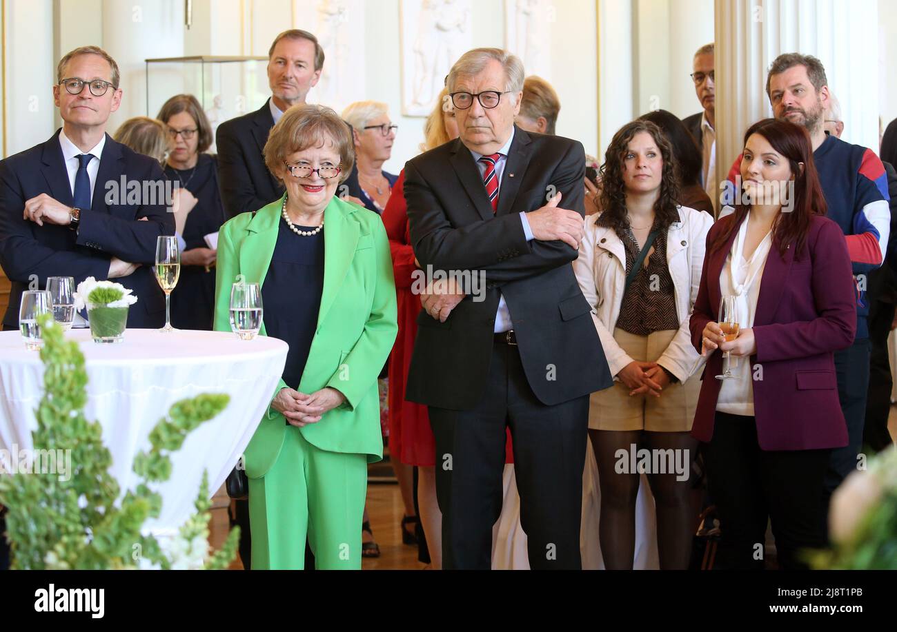 Berlin, Deutschland. 18.. Mai 2022. Eberhard Diepgen (CDU - M), ehemaliger Regierender Bürgermeister von berlin, und seine Frau Monika (l.) nehmen an einem Empfang im Roten Rathaus Teil. Anlässlich des 80.. Geburtstages von Diepgen am 13. November 2021 fand eine Veranstaltung am Regierungssitz des Senats statt. Links Michael Müller (SPD), ehemaliger Regierender Bürgermeister. Quelle: Wolfgang Kumm/dpa/Alamy Live News Stockfoto