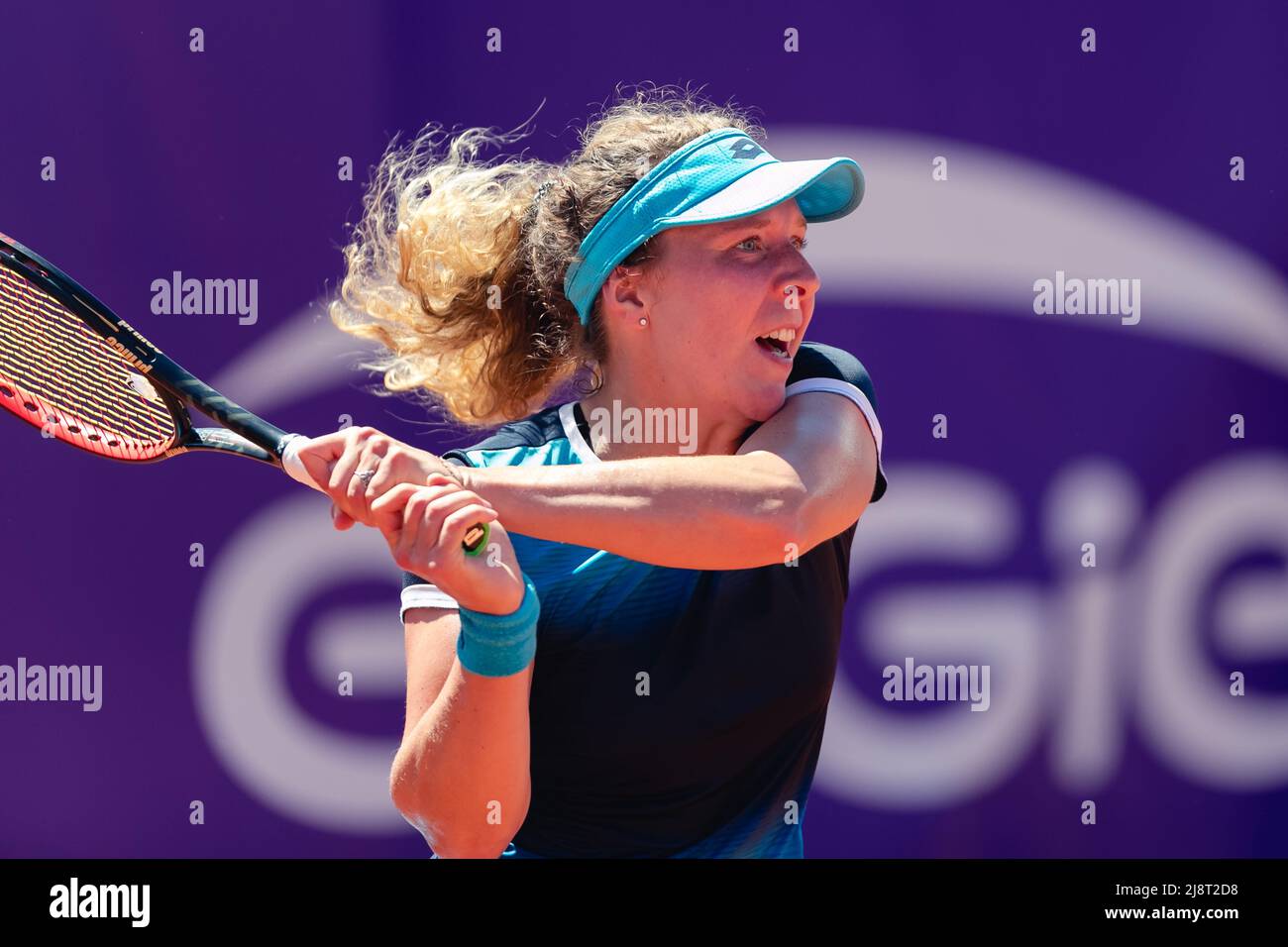 Straßburg, Frankreich. 18.. Mai 2022. Anna-Lena Friedsam aus Deutschland in Aktion während ihres Einzelspiel-Laufs von 16 beim Internationaux de Strasbourg 2022 gegen Elise Mertens aus Belgien im Tennis Club de Strasbourg in Straßburg, Frankreich Dan O' Connor/SPP Credit: SPP Sport Press Photo. /Alamy Live News Stockfoto