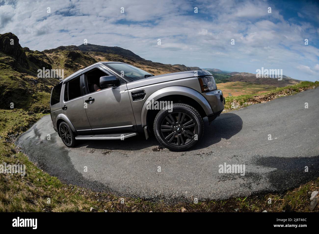 Landrover beim Besteigen des 33% Hardknott Pass, English Lake District, Großbritannien. Stockfoto