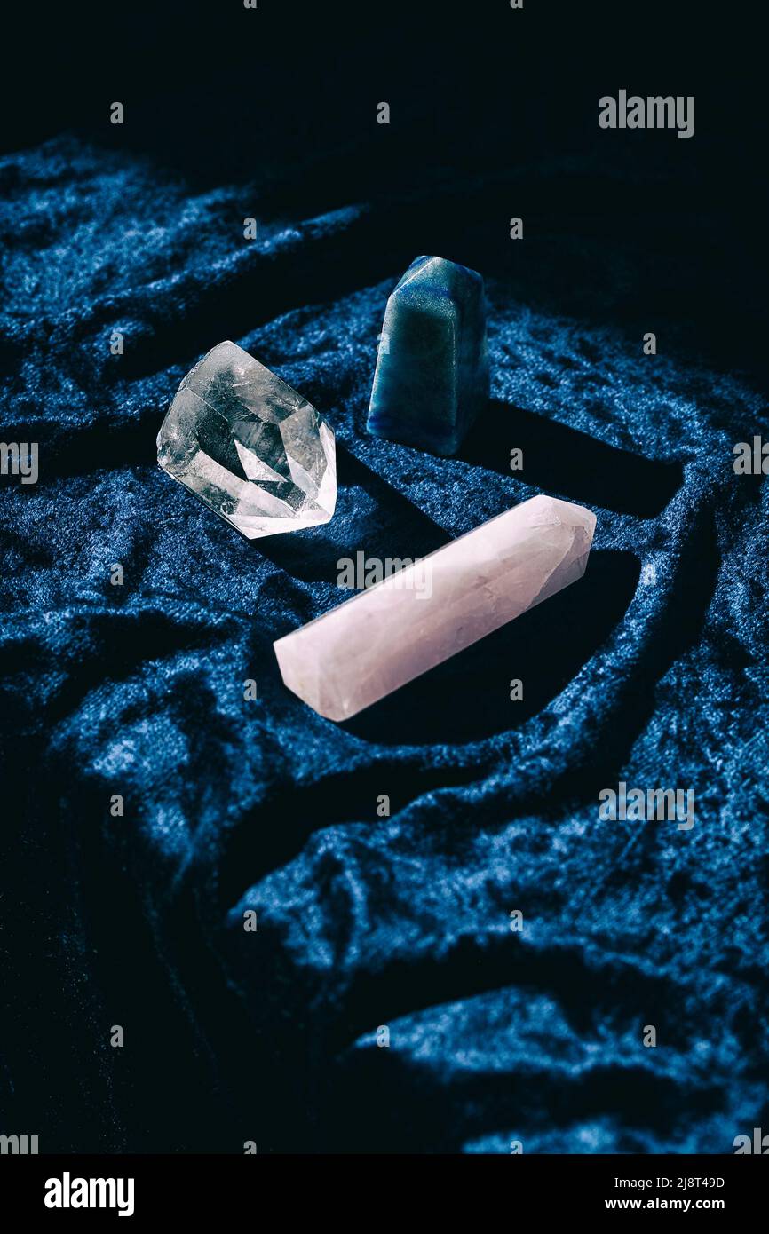 Verschiedene Edelsteine Mineralien auf dunklem Hintergrund für spirituelle Praxis. Konzept der Heilkristalle Stockfoto