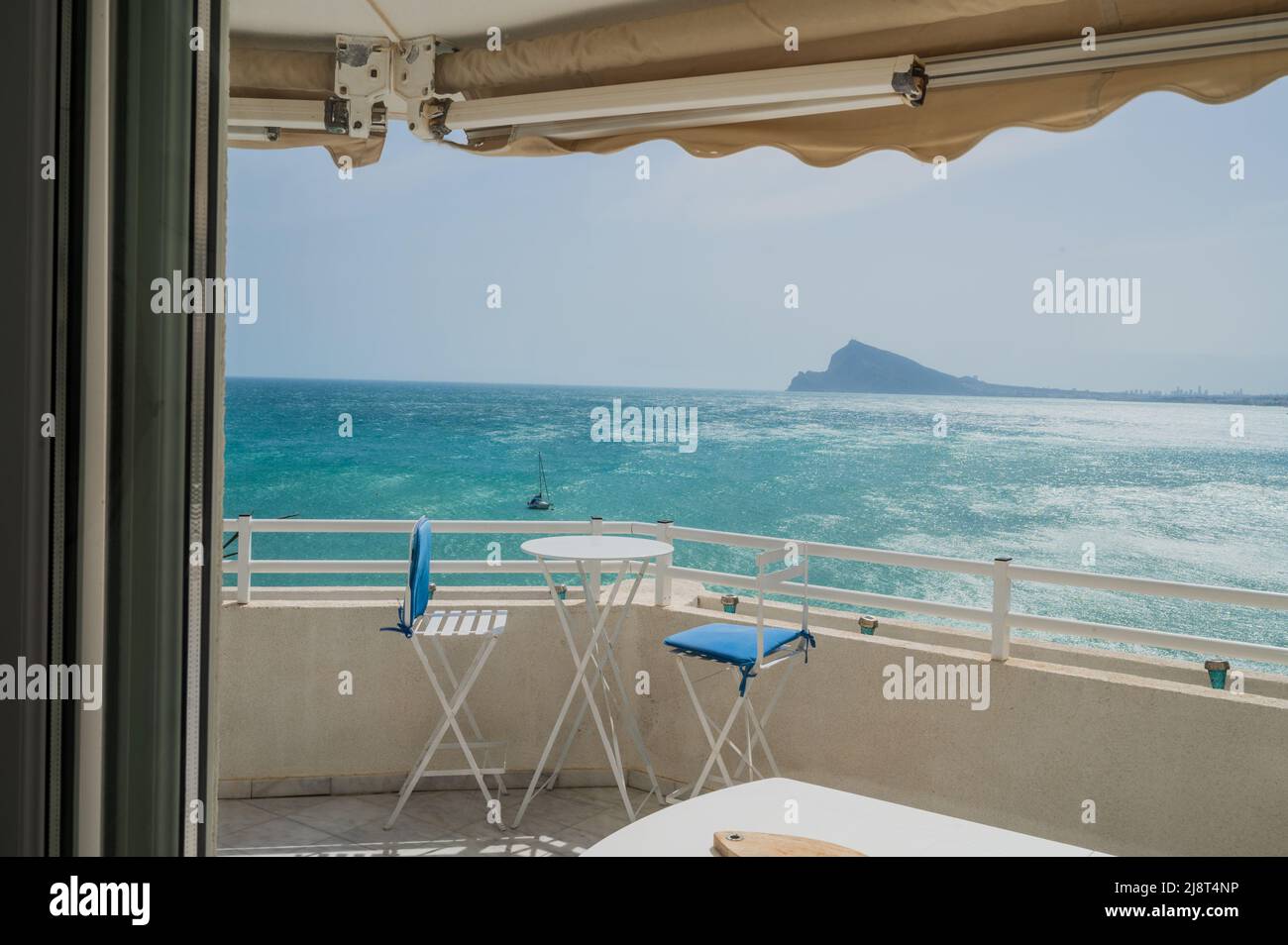Apartment Balkon mit Blick auf das Mittelmeer in Altea, Alicante, Spanien Stockfoto