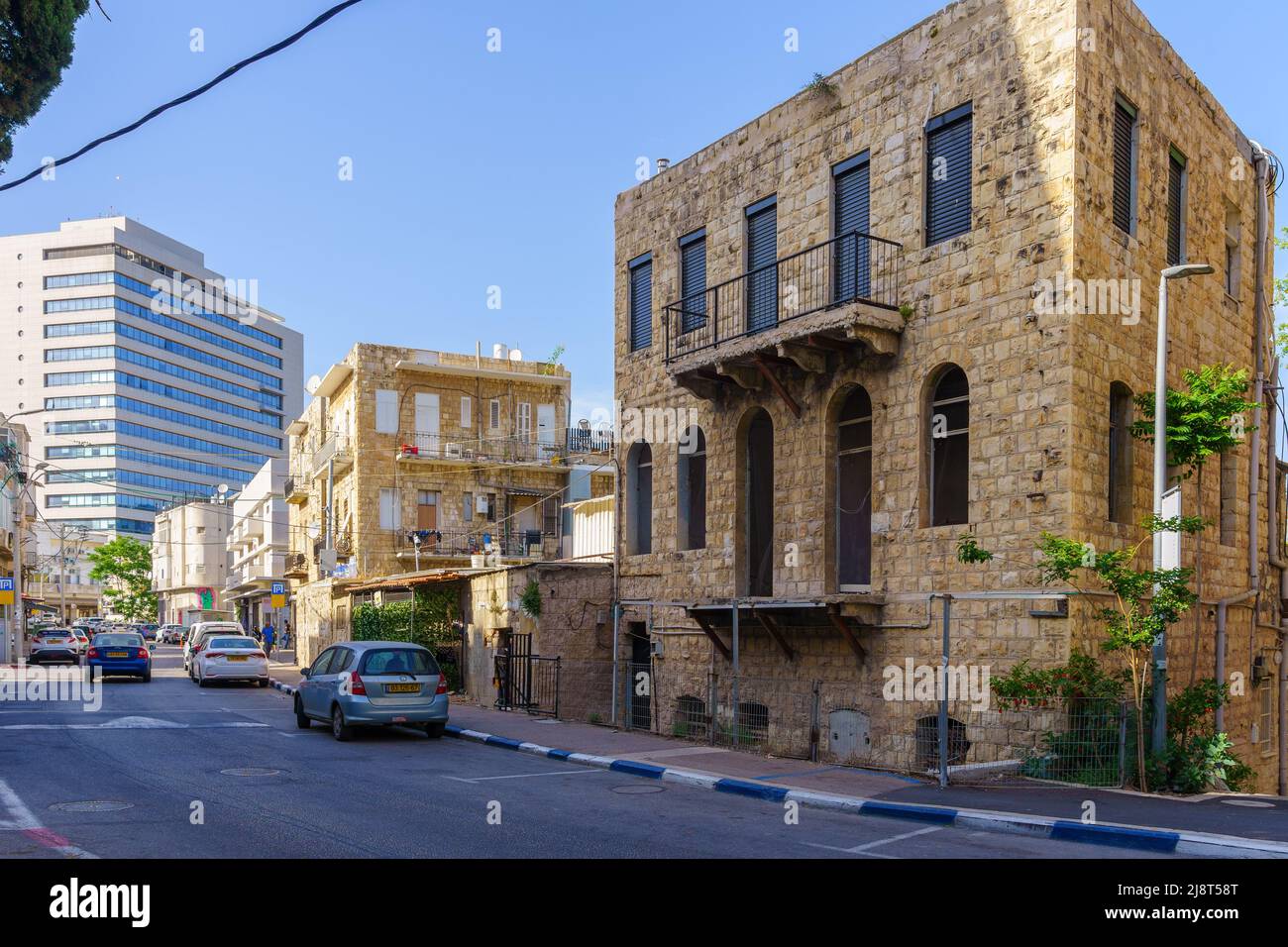 Haifa, Israel - 12. Mai 2022: Blick auf eine Straße mit alten Gebäuden, in Hadar HaCarmel Nachbarschaft, Haifa, Israel Stockfoto