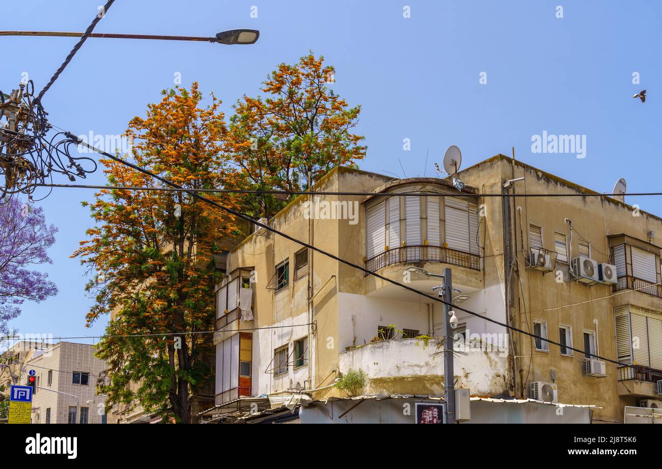 Haifa, Israel - 13. Mai 2022: Blick auf alte Gebäude, in Hadar HaCarmel Nachbarschaft, Haifa, Israel Stockfoto