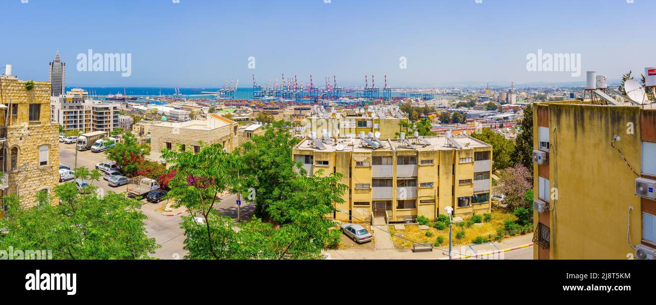 Haifa, Israel - 13. Mai 2022: Panoramablick auf die Innenstadt und den Hafen, von Hadar HaCarmel Nachbarschaft, Haifa, Israel Stockfoto