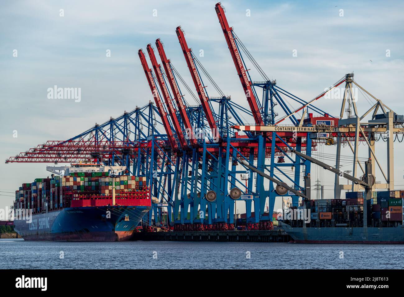 Hamburg, Deutschland - 05 15 2022: Blick auf den Containerterminal in Tollerort im Hamburger Hafen mit einem Containerschiff. Stockfoto