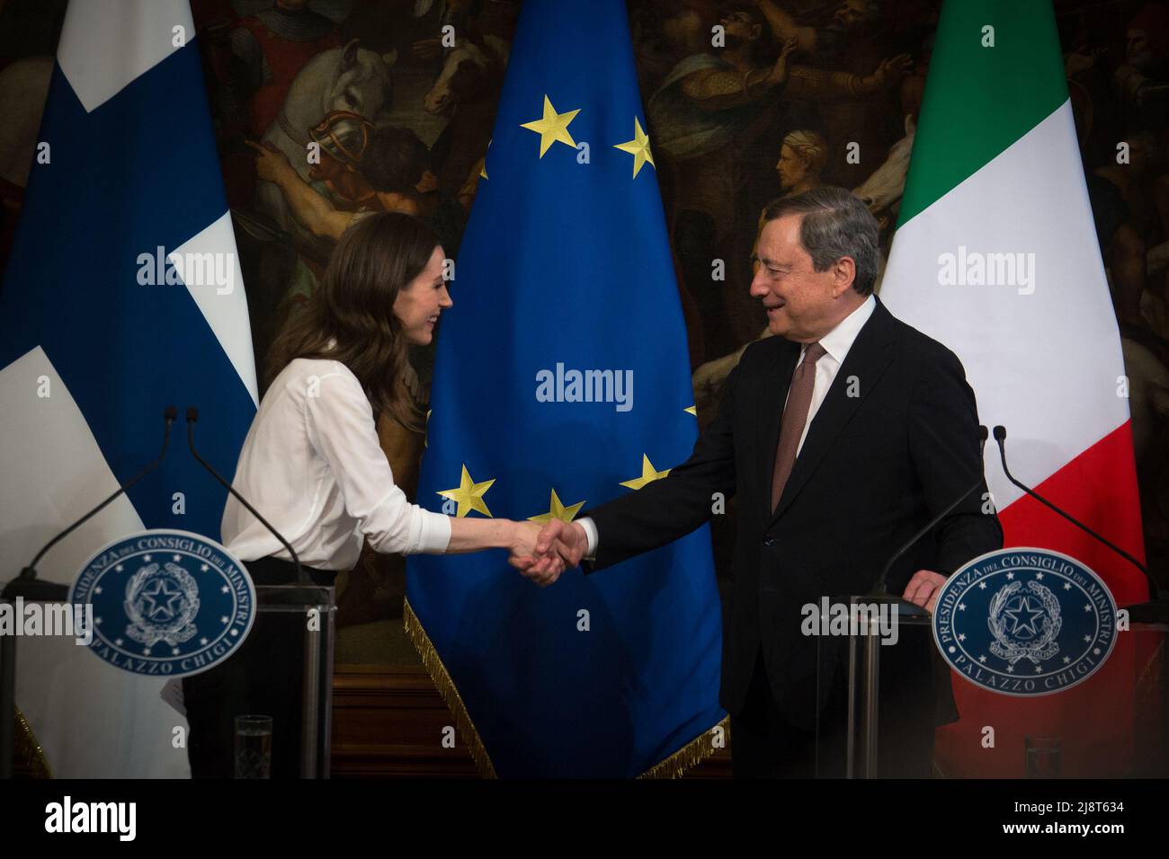 Rom, Italien. 18.. Mai 2022. Der italienische Premierminister Mario Draghi trifft die finnische Ministerpräsidentin Sanna Marin im Palazzo Chigi. Heute hat Finnland zusammen mit Schweden formell einen Antrag auf Beitritt zur NATO gestellt, der Italien bereits anschließt. Kredit: LSF Foto/Alamy Live Nachrichten Stockfoto