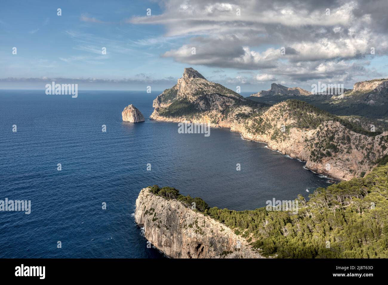 Blick vom Aussichtspunkt Mirador Es Colomer auf der Halbinsel Formentor im UNESCO-Weltkulturerbe Serra de Tramuntana. Stockfoto