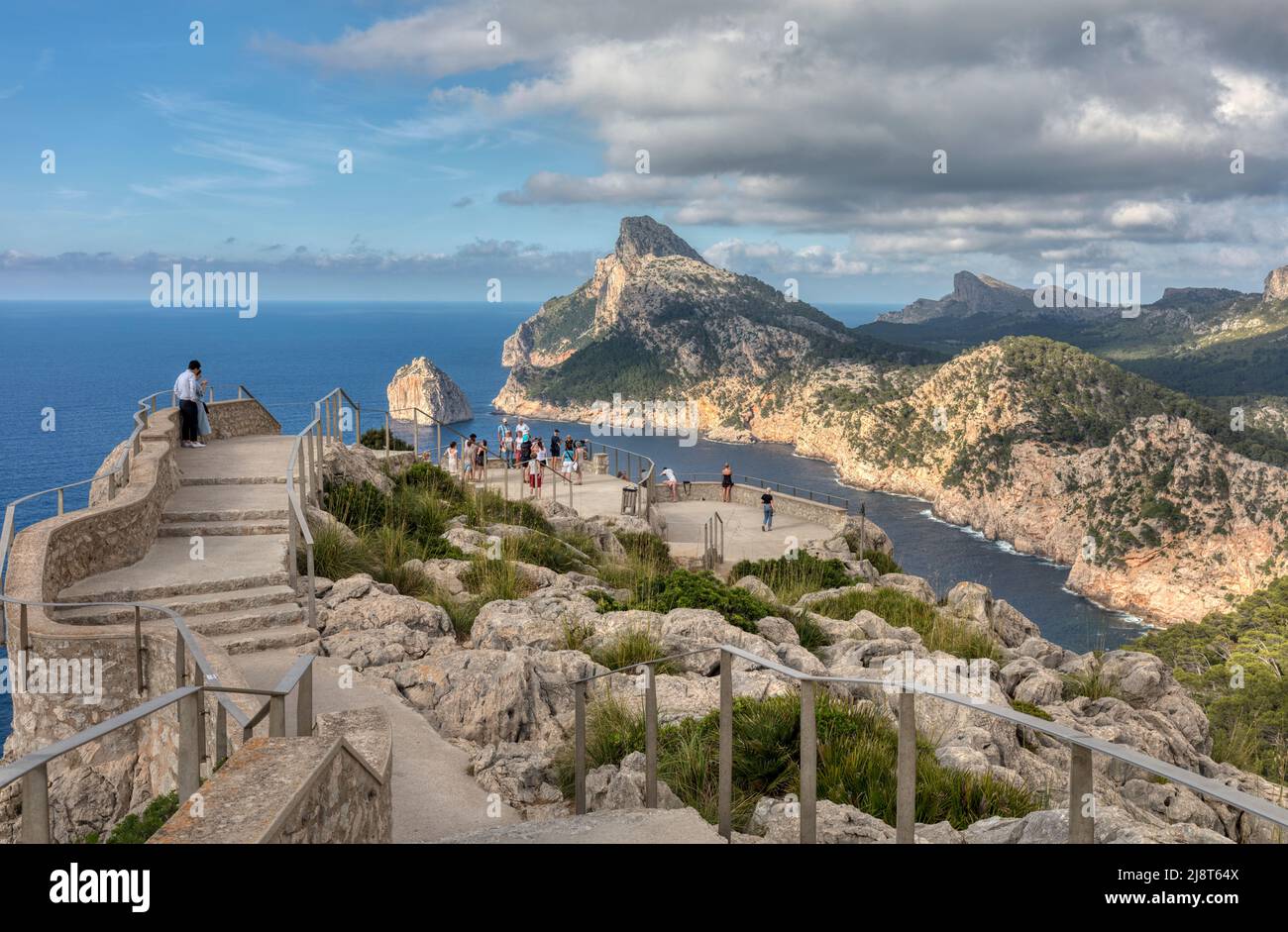 Blick vom Aussichtspunkt Mirador Es Colomer auf der Halbinsel Formentor im UNESCO-Weltkulturerbe Serra de Tramuntana. Stockfoto