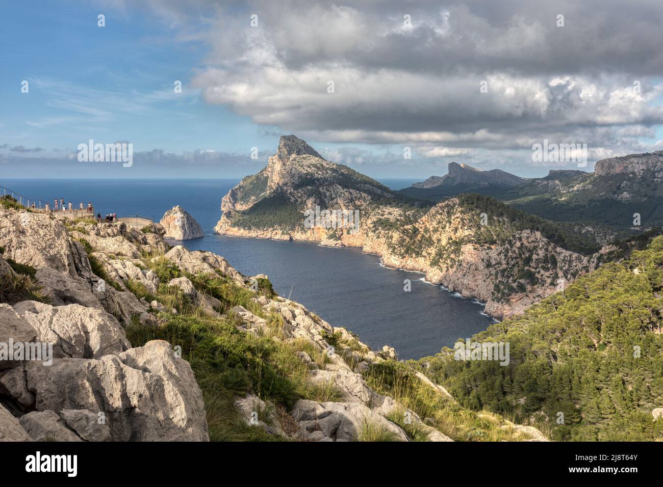 Blick vom Aussichtspunkt Mirador Es Colomer auf der Halbinsel Formentor im UNESCO-Weltkulturerbe Serra de Tramuntana. Stockfoto
