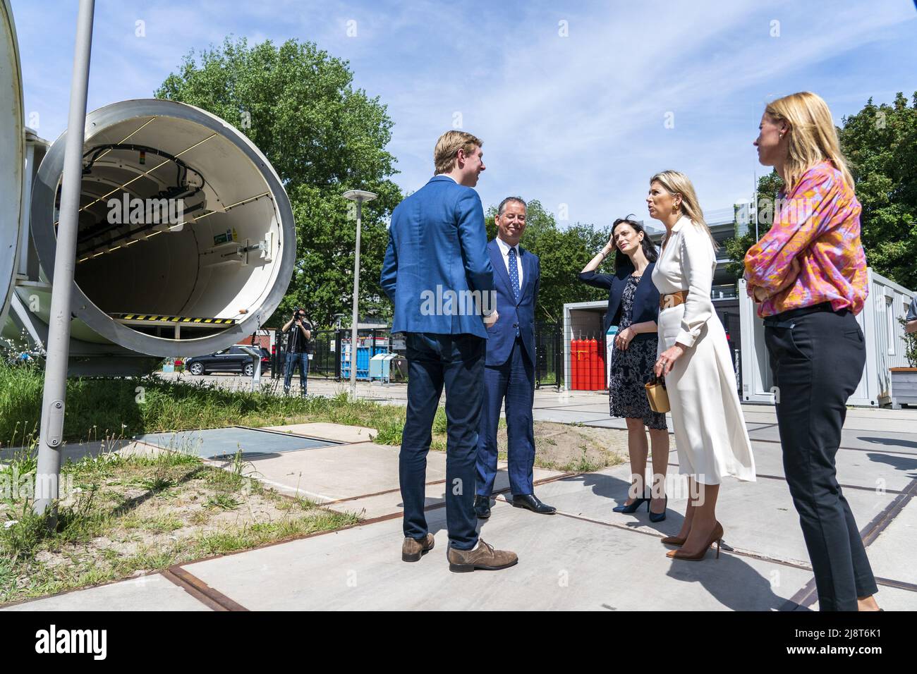 2022-05-18 14:31:12 DELFT - Königin Maxima und EU-Kommissarin Mariya Gabriel besuchen das Grüne Dorf der TU Delft. Das Thema des Besuchs war Wissenschaft und Innovation. ANP JEROEN JUMELET niederlande Out - belgien Out Stockfoto