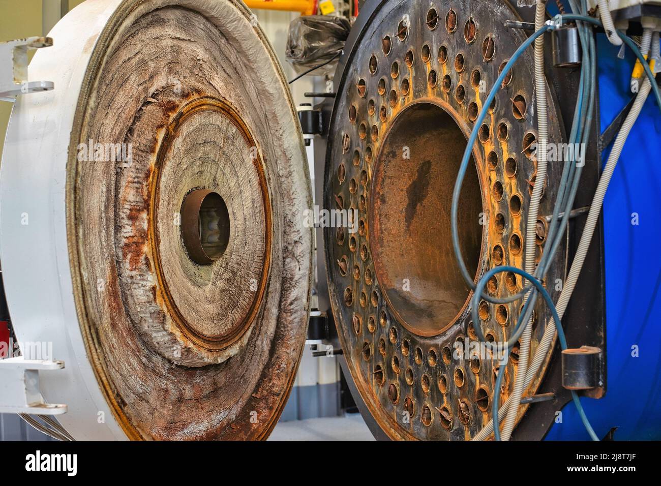 Blick auf das offene Kesselgaskesselhaus. Reparatur und Wartung von Industrieanlagen. Vorbereitung des Kesselraums für die Heizsaison. Hintergrund Stockfoto