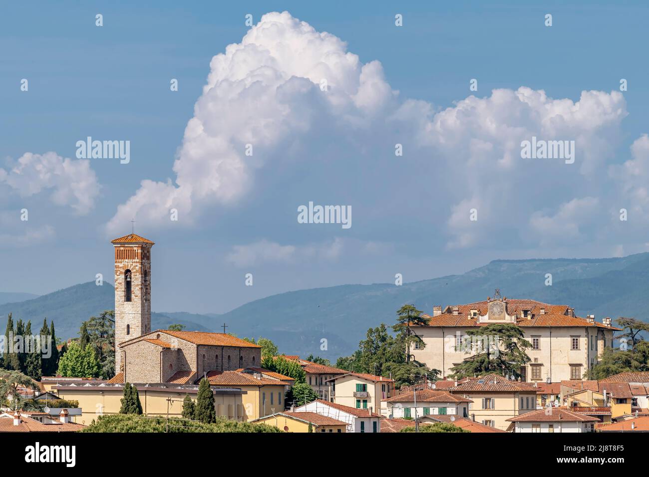 Luftaufnahme des historischen Zentrums von Poggio a Caiano, Prato, Italien, unter einem schönen Himmel Stockfoto