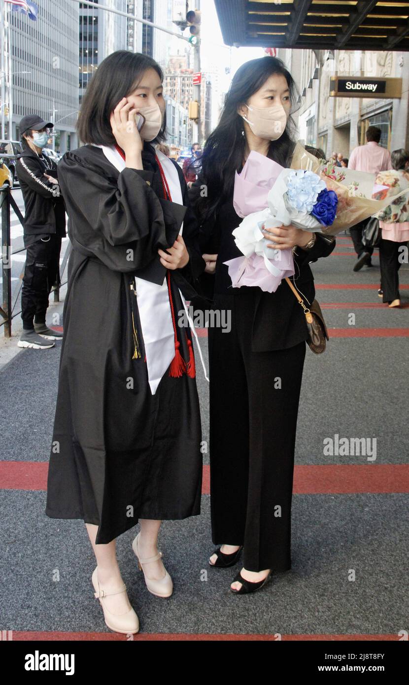 New York, USA. 18. Mai 2022, New York, USA: (NEUE) Abschlussfeier der Klasse 2022 in der Radio City Music Hall. 18. Mai 2022, New York, USA: Nach zwei Jahren virtueller Empfehlungen aufgrund der COVID-19-Pandemie, Der Studienbeginn 2022 ist persönlich und findet am Mittwoch (18) in der Radio City Music Hall statt, wo eine lange Warteschlange von Absolventen gespannt darauf wartet, in die Halle zu kommen, während ihre Eltern und Angehörigen warten, Fotos machen und sie anfeuern. Kredit: ZUMA Press, Inc./Alamy Live Nachrichten Stockfoto