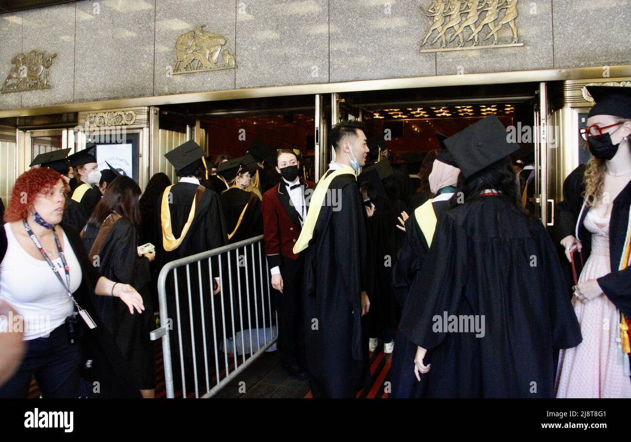 New York, USA. 18. Mai 2022, New York, USA: (NEUE) Abschlussfeier der Klasse 2022 in der Radio City Music Hall. 18. Mai 2022, New York, USA: Nach zwei Jahren virtueller Empfehlungen aufgrund der COVID-19-Pandemie, Der Studienbeginn 2022 ist persönlich und findet am Mittwoch (18) in der Radio City Music Hall statt, wo eine lange Warteschlange von Absolventen gespannt darauf wartet, in die Halle zu kommen, während ihre Eltern und Angehörigen warten, Fotos machen und sie anfeuern. Kredit: ZUMA Press, Inc./Alamy Live Nachrichten Stockfoto